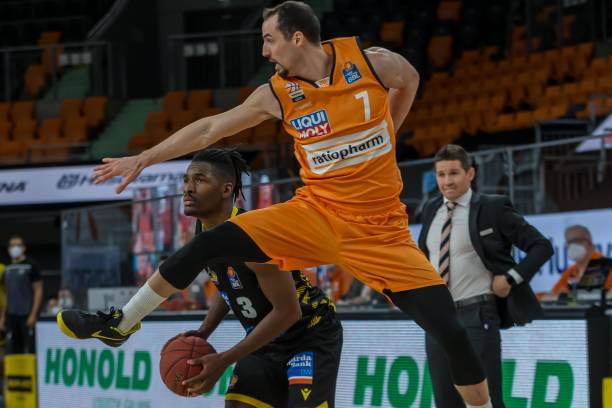 在中后场的 在中后场的