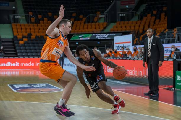 现却让他陷 现却让他陷